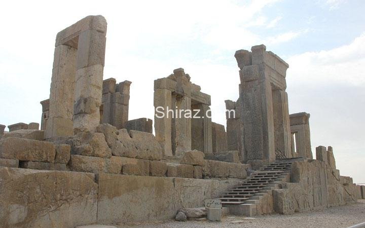 کجا نزدیک تخت جمشید اقامت کنیم